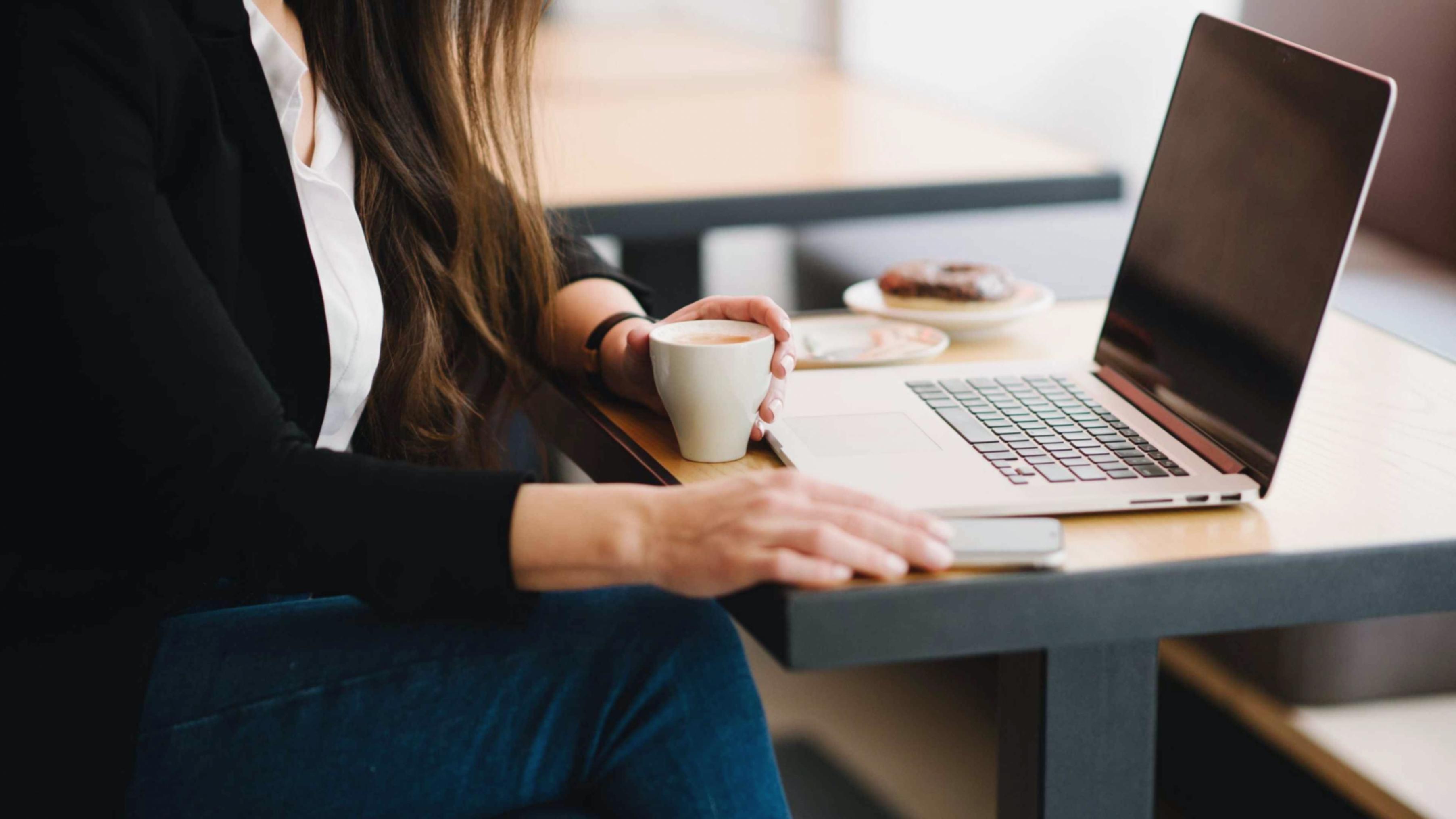 Hourglass Structure: News on Top, Details Below